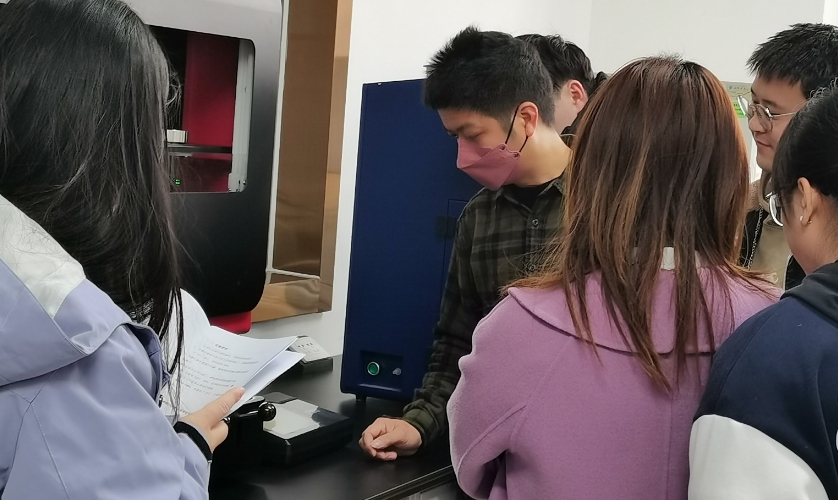 格丹納工程師為老師和學(xué)生們講解儀器 格丹納工程師為老師和學(xué)生們講解儀器
