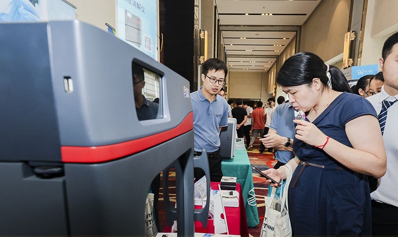 銷售總經(jīng)理為客戶展示商品，耐心答疑解惑